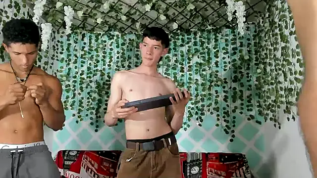 Snapshot of oliverhot2005 chatting on February 23, 7:38 pm oliverhot2005 online show from February 23, 7:38 pm