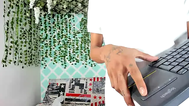 Snapshot of oliverhot2005 chatting on March 16, 3:17 pm oliverhot2005 online show from March 16, 3:17 pm