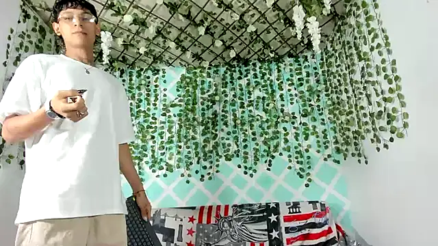 Snapshot of oliverhot2005 chatting on March 17, 7:37 pm oliverhot2005 online show from March 17, 7:37 pm