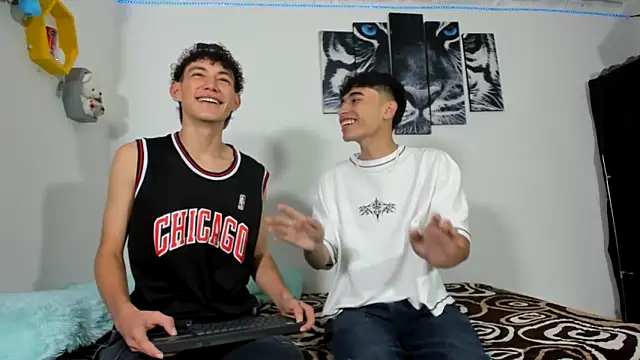 Snapshot of oliverhot2005 chatting on March 22, 1:08 pm oliverhot2005 online show from March 22, 1:08 pm