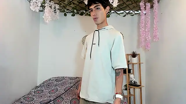 Snapshot of oliverhot2005 chatting on September 13, 3:45 pm oliverhot2005 online show from September 13, 3:45 pm