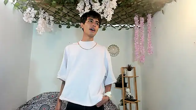 Snapshot of oliverhot2005 chatting on September 14, 5:01 pm oliverhot2005 online show from September 14, 5:01 pm