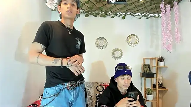 Snapshot of oliverhot2005 chatting on October 3, 7:44 pm oliverhot2005 online show from October 3, 7:44 pm