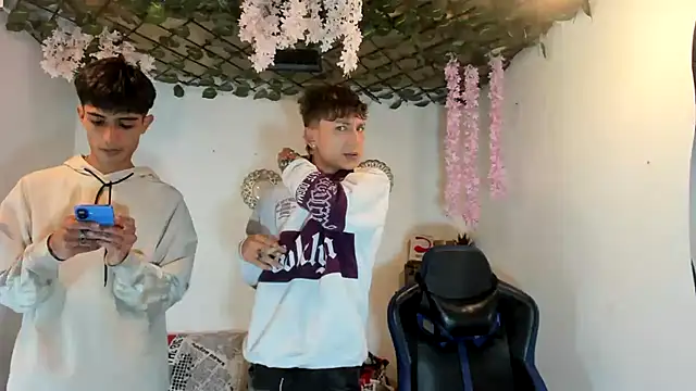 Snapshot of oliverhot2005 chatting on October 5, 10:51 pm oliverhot2005 online show from October 5, 10:51 pm