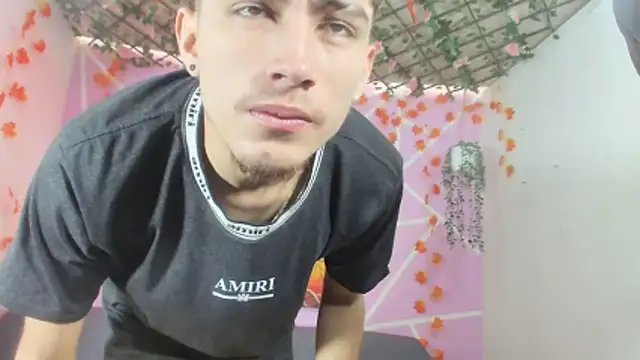 Snapshot of oliverhot2005 chatting on October 29, 3:47 pm oliverhot2005 online show from October 29, 3:47 pm