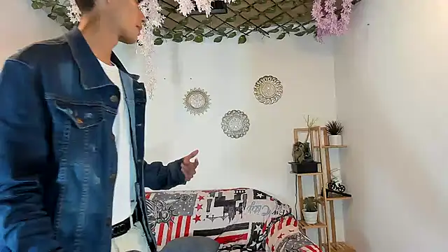 Snapshot of oliverhot2005 chatting on November 5, 9:59 pm oliverhot2005 online show from November 5, 9:59 pm