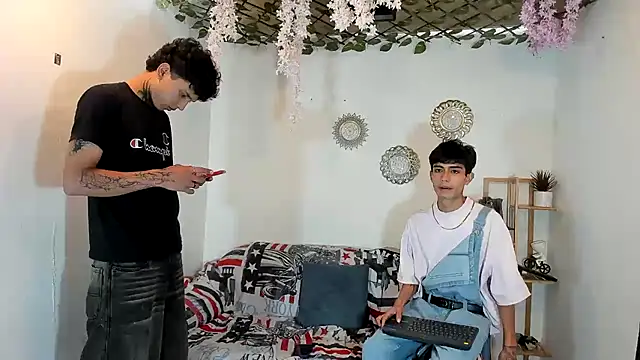 Snapshot of oliverhot2005 chatting on November 10, 2:27 pm oliverhot2005 online show from November 10, 2:27 pm