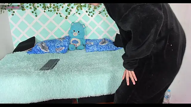 Snapshot of oliverhot2005 chatting on November 23, 1:55 pm oliverhot2005 online show from November 23, 1:55 pm