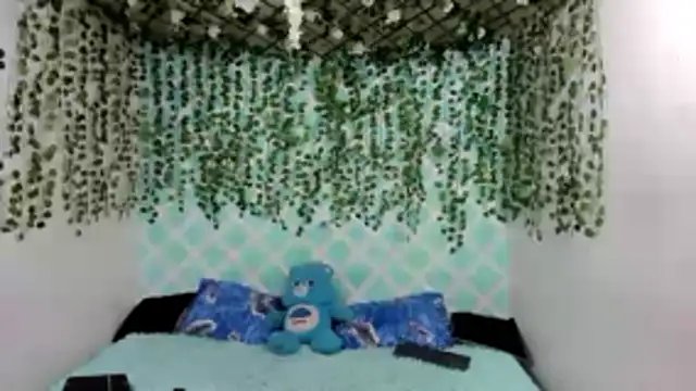 Snapshot of oliverhot2005 chatting on December 2, 3:51 pm oliverhot2005 online show from December 2, 3:51 pm