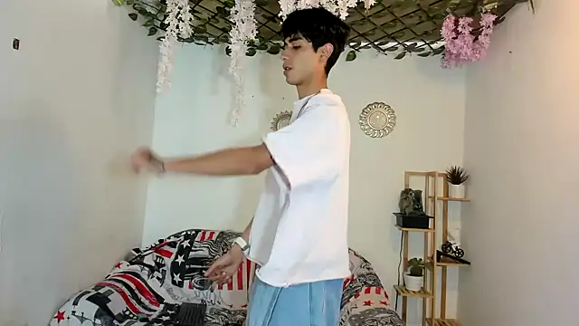 Snapshot of oliverhot2005 chatting on December 4, 8:17 pm oliverhot2005 online show from December 4, 8:17 pm