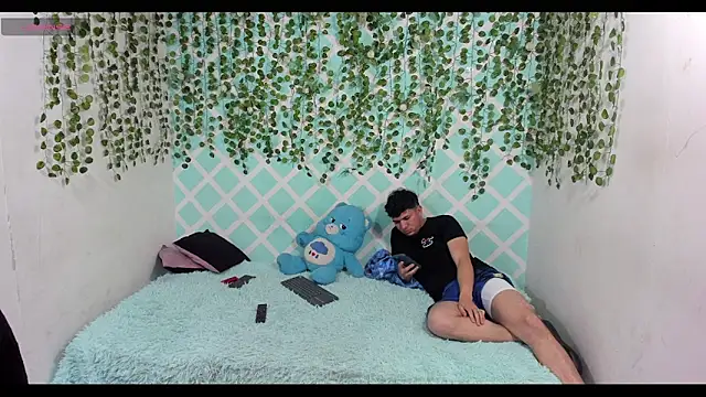 Snapshot of oliverhot2005 chatting on December 5, 7:43 pm oliverhot2005 online show from December 5, 7:43 pm