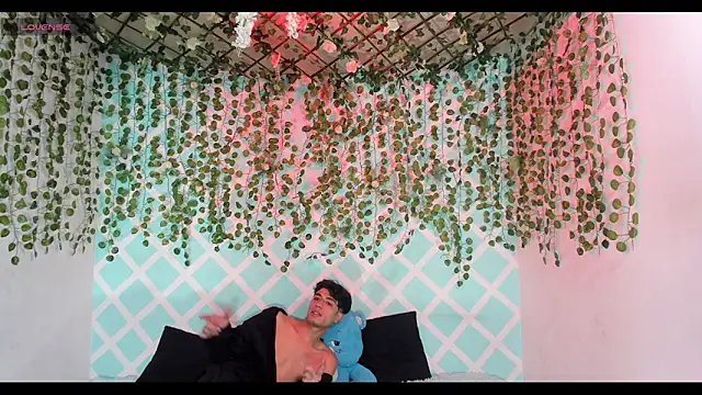 Snapshot of oliverhot2005 chatting on December 19, 9:00 pm oliverhot2005 online show from December 19, 9:00 pm