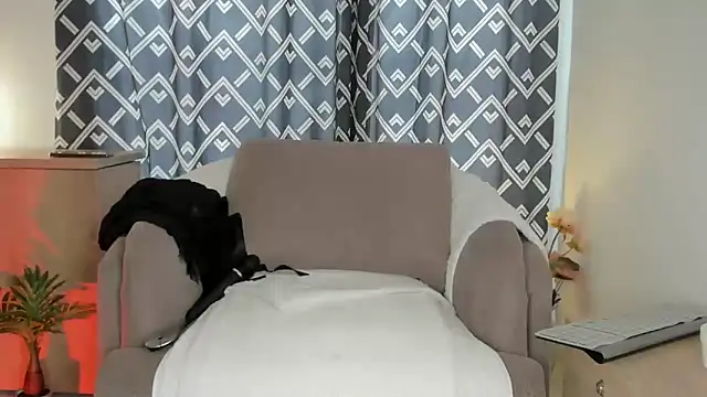 alyjonesoficiall online show from April 18, 7:40 pm