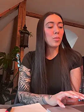 emiliasommer online show from December 4, 3:10 pm