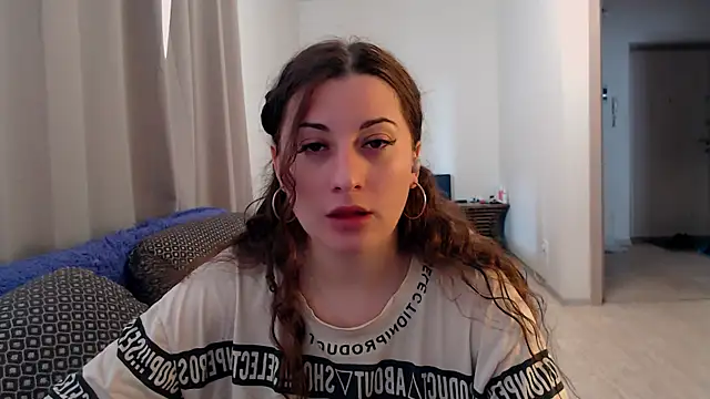 Snapshot of Helen_Adams_ chatting on June 24, 5:17 am Helen Adams online show from June 24, 5:17 am