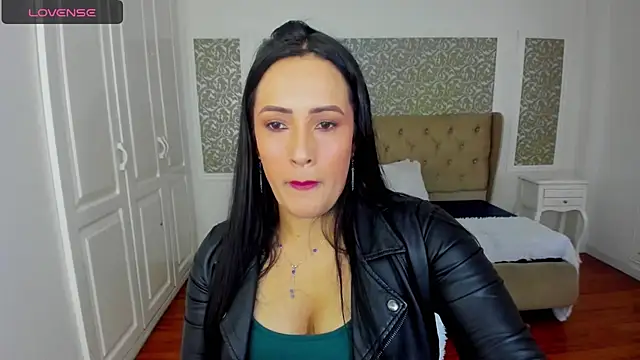 KimWessel  online show from April 15, 6:37 pm