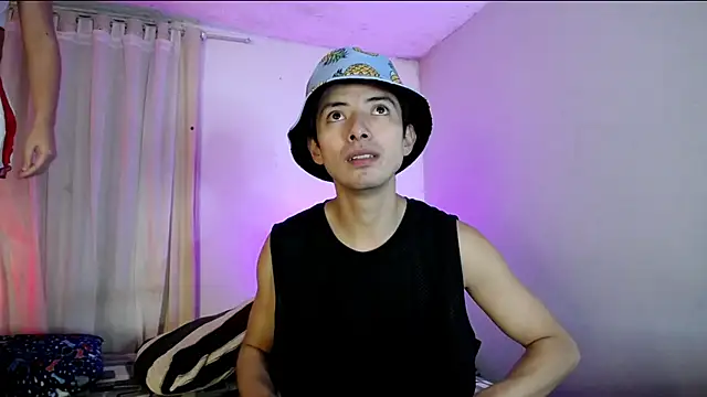 Snapshot of Pinkandyellowpokemon chatting on December 23, 4:21 am Pinkandyellowpokemon online show from December 23, 4:21 am