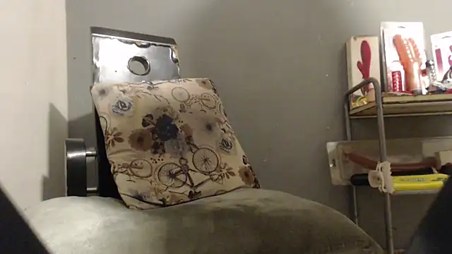 Snapshot of Amazing12inch chatting on February 6, 8:29 am Amazing12inch online show from February 6, 8:29 am