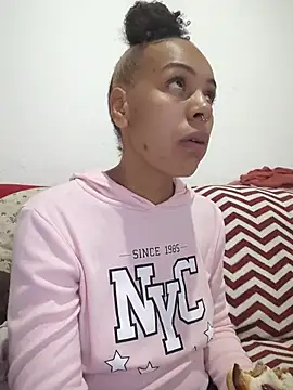 Snapshot of Julia_Pretinha chatting on June 22, 12:46 pm Julia Pretinha online show from June 22, 12:46 pm