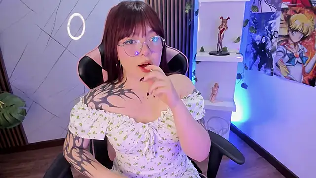 Snapshot of Fluffy_Bubble21 chatting on February 17, 4:09 am Fluffy Bubble21 online show from February 17, 4:09 am