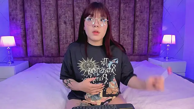 Snapshot of Fluffy_Bubble21 chatting on February 21, 10:17 am Fluffy Bubble21 online show from February 21, 10:17 am