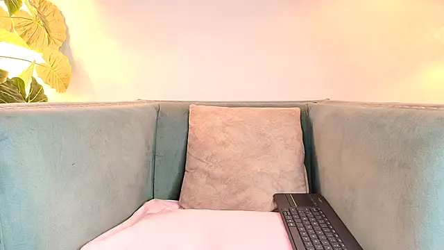 Snapshot of Fluffy_Bubble21 chatting on September 25, 3:21 am Fluffy Bubble21 online show from September 25, 3:21 am