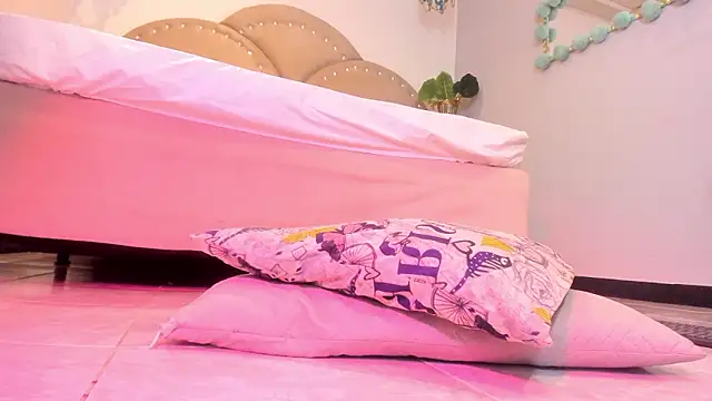 Miia Thompsonn online show from February 24, 7:17 am