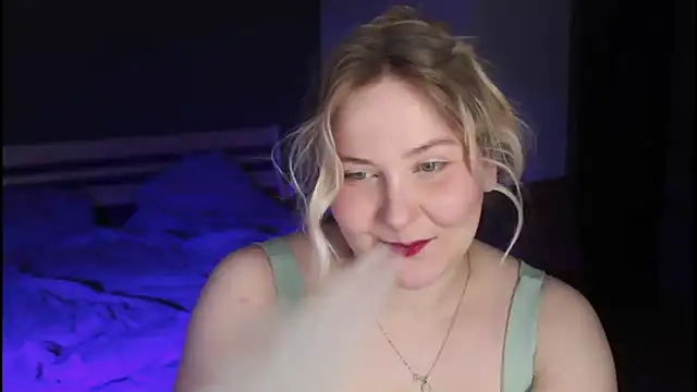 Snapshot of sensual_girrrl chatting on June 11, 12:19 am sensual girrrl online show from June 11, 12:19 am