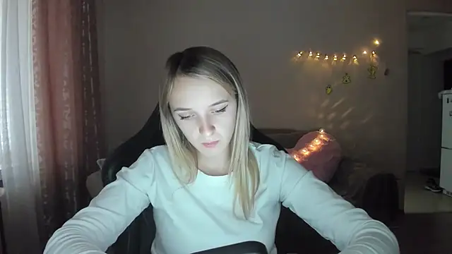 Snapshot of RouseReed chatting on October 28, 1:03 pm RouseReed online show from October 28, 1:03 pm