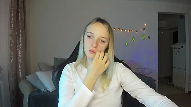 Snapshot of RouseReed chatting on November 10, 7:18 am RouseReed online show from November 10, 7:18 am