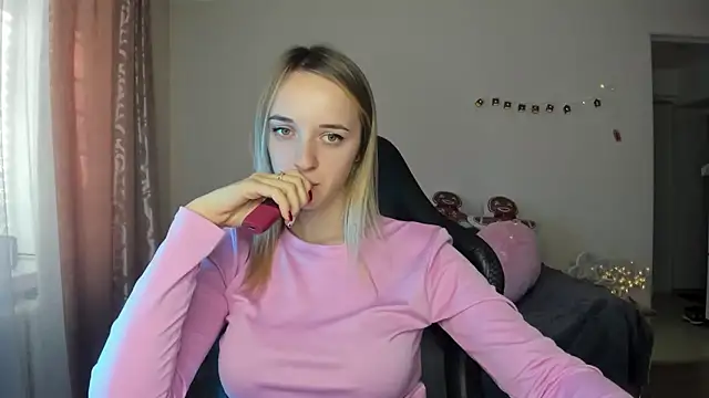 Snapshot of RouseReed chatting on November 14, 7:40 am RouseReed online show from November 14, 7:40 am