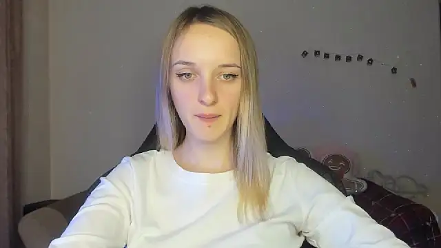 Snapshot of RouseReed chatting on December 3, 1:20 pm RouseReed online show from December 3, 1:20 pm