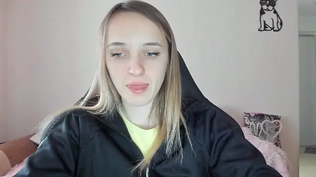 Snapshot of RouseReed chatting on February 8, 7:23 am RouseReed online show from February 8, 7:23 am