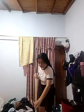 Snapshot of littlemelii chatting on February 6, 12:11 am littlemelii online show from February 6, 12:11 am