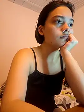 Snapshot of littlemelii chatting on December 15, 8:13 pm littlemelii online show from December 15, 8:13 pm