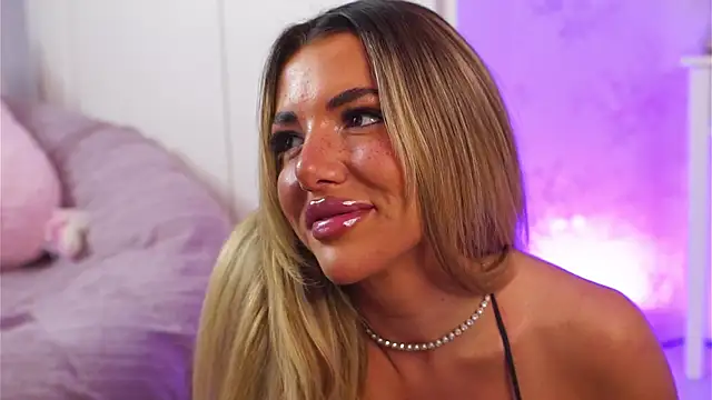 Snapshot of ClaraHazel chatting on September 24, 1:20 am ClaraHazel online show from September 24, 1:20 am