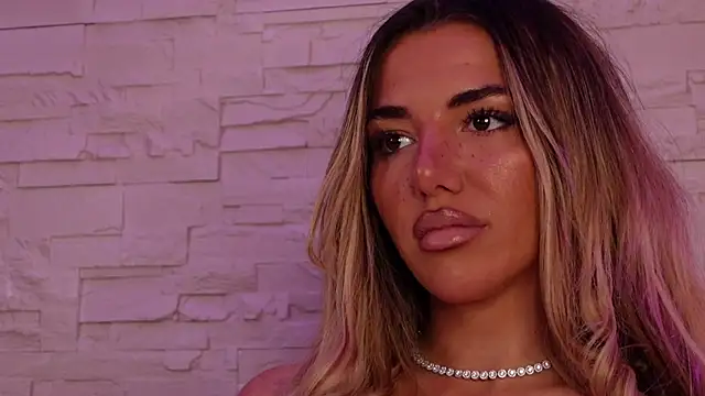 Snapshot of ClaraHazel chatting on October 13, 5:29 am ClaraHazel online show from October 13, 5:29 am