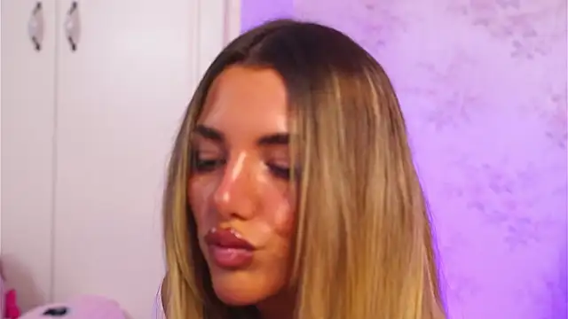 Snapshot of ClaraHazel chatting on October 15, 4:45 am ClaraHazel online show from October 15, 4:45 am