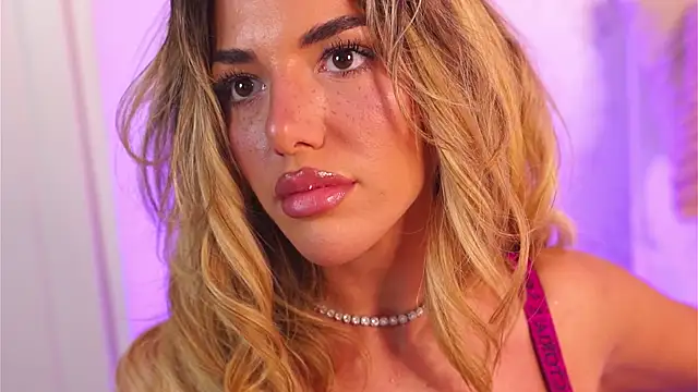 Snapshot of ClaraHazel chatting on November 26, 5:19 am ClaraHazel online show from November 26, 5:19 am