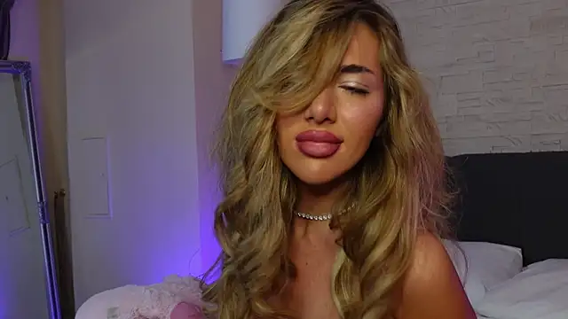 Snapshot of ClaraHazel chatting on February 6, 7:02 am ClaraHazel online show from February 6, 7:02 am