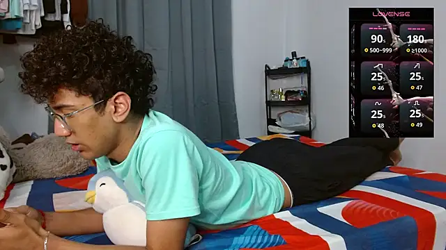 Snapshot of harrytwink18 chatting on February 5, 9:25 am harrytwink18 online show from February 5, 9:25 am