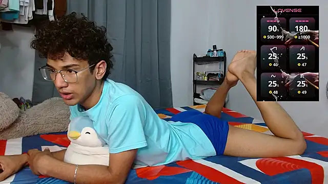 Snapshot of harrytwink18 chatting on February 7, 12:03 am harrytwink18 online show from February 7, 12:03 am