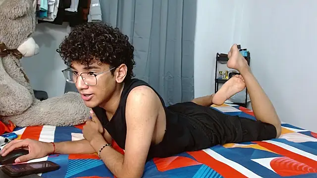 Snapshot of harrytwink18 chatting on February 9, 3:05 pm harrytwink18 online show from February 9, 3:05 pm