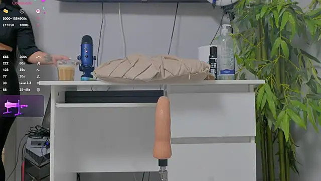 luckyalice  online show from November 9, 7:56 pm