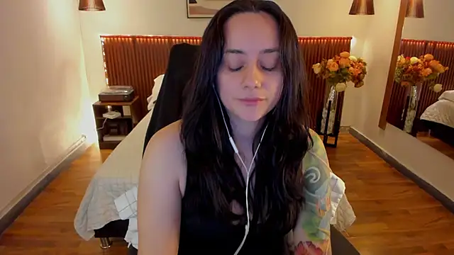 Snapshot of KatherineBond chatting on June 4, 7:42 pm KatherineBond online show from June 4, 7:42 pm