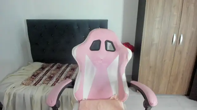 Snapshot of julinee_smithh chatting on June 5, 11:38 am julinee smithh online show from June 5, 11:38 am
