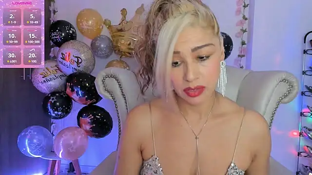 Snapshot of Isabelhot1 chatting on June 24, 5:56 pm Isabelhot1 online show from June 24, 5:56 pm