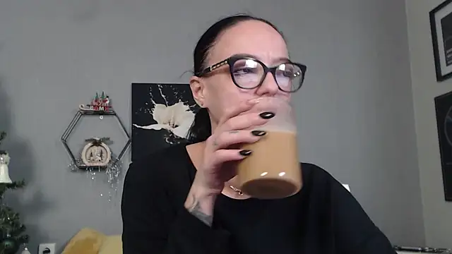 Snapshot of IzabelllNoir chatting on December 19, 6:42 am IzabelllNoir online show from December 19, 6:42 am