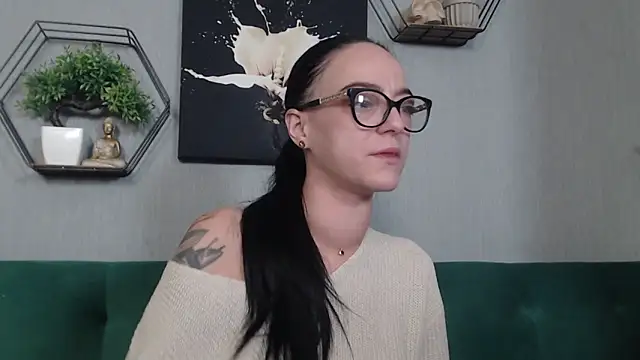 Snapshot of IzabelllNoir chatting on February 2, 6:45 am IzabelllNoir online show from February 2, 6:45 am