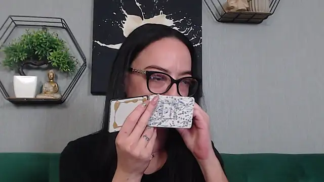 Snapshot of IzabelllNoir chatting on February 6, 8:18 am IzabelllNoir online show from February 6, 8:18 am